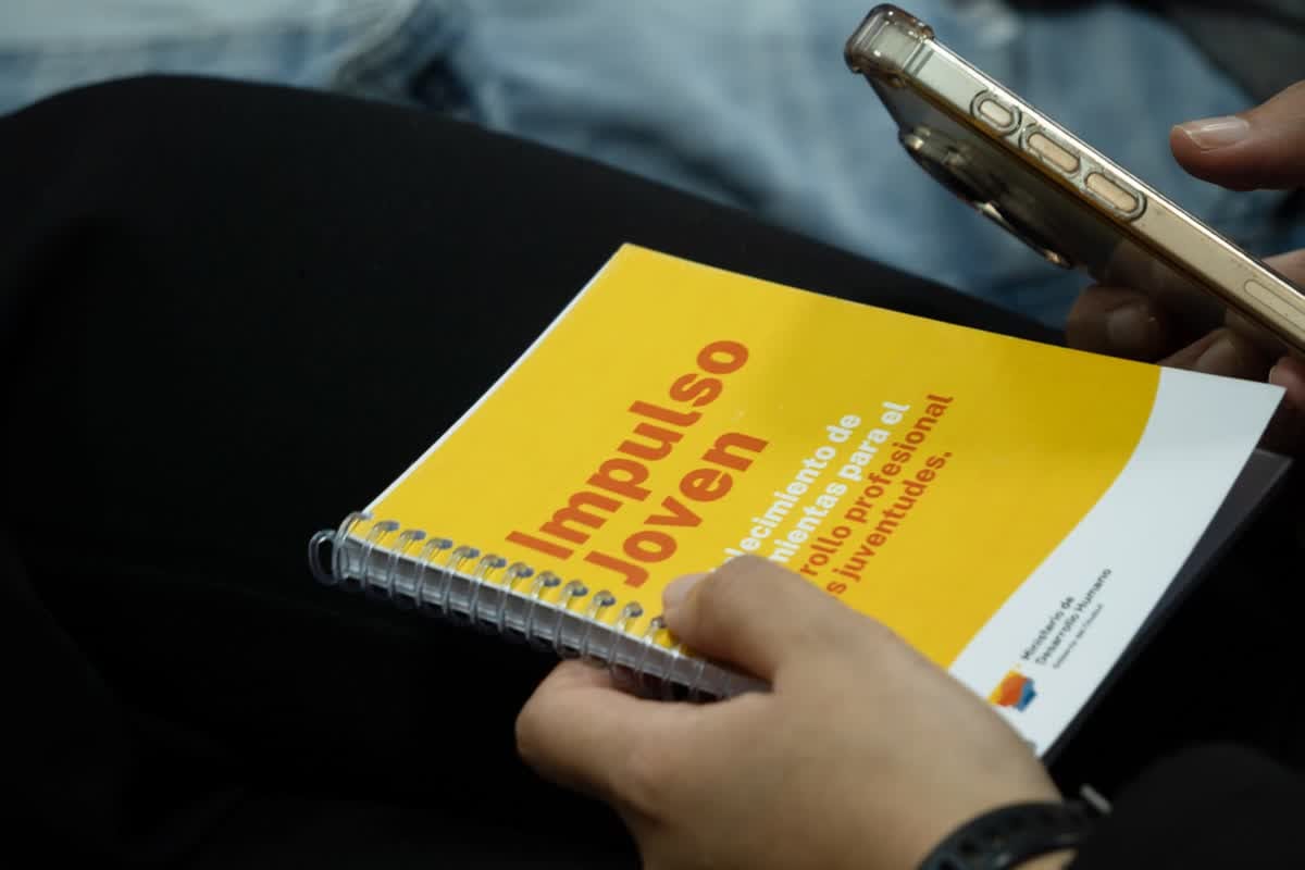 cuaderno amarillo en la mano