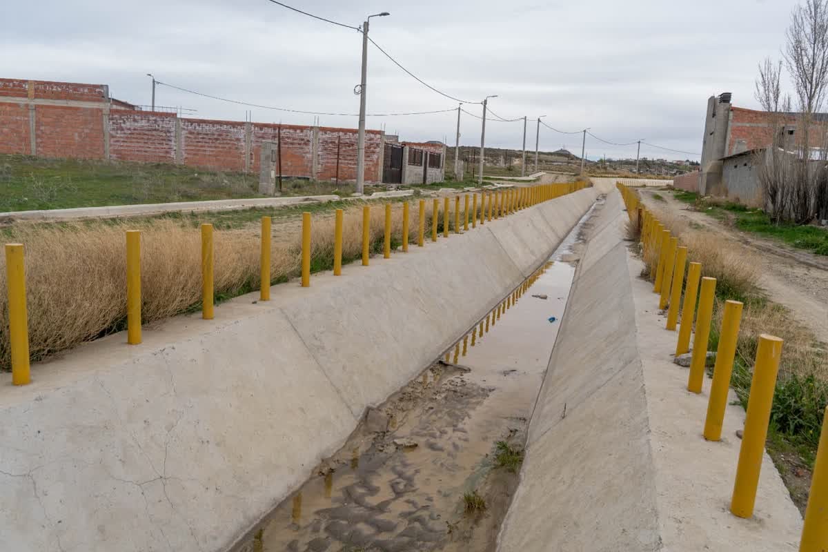 Comodoro Rivadavia reforzó la limpieza de canales en Km. 14 