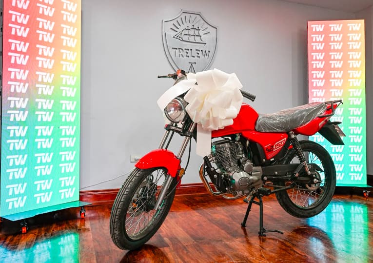 El Municipio de Trelew realizó el primer sorteo de motos entre contribuyentes al día