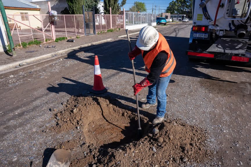 Un Operario trabajando con una barreta