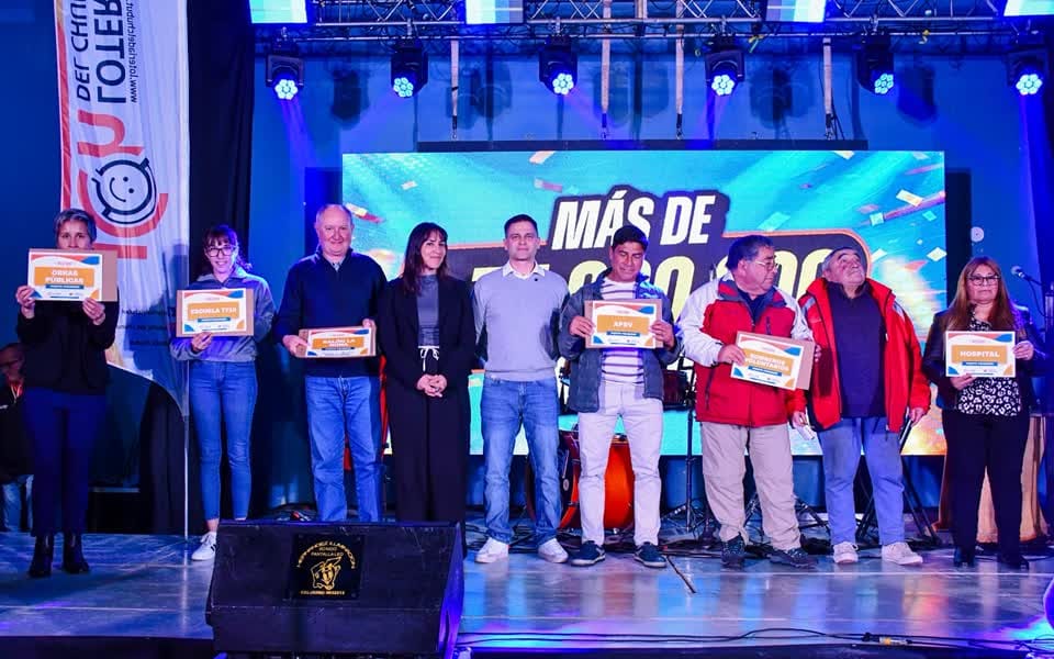 Autoridades de Lotería del Chubut y beneficiarios