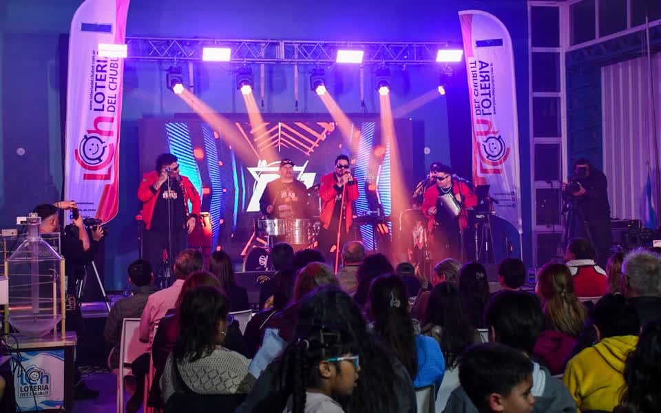La banda musical RN tocando en vivo