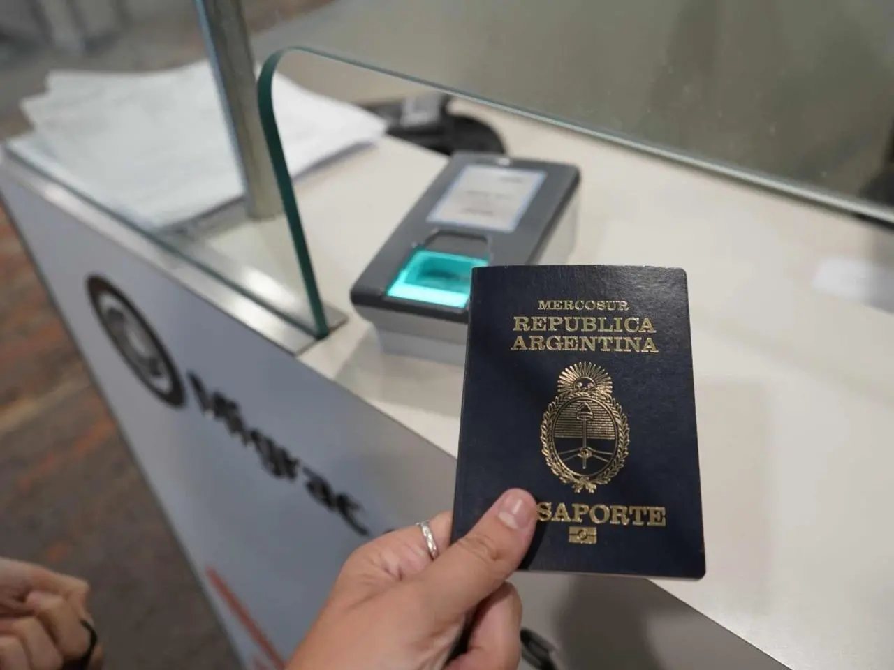 España impide el ingreso a argentinos, uruguayos y chilenos con pasaporte europeo vencido