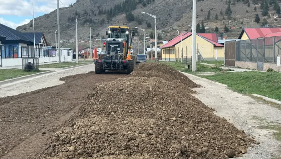 Esquel: la Municipalidad ejecuta trabajos de enripiado en la calle Pintor Antúnez y continuará en el barrio Siprosalud III
