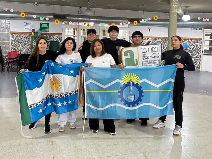 Estudiantes y docentes sostienen la bandera provincial de Chubut