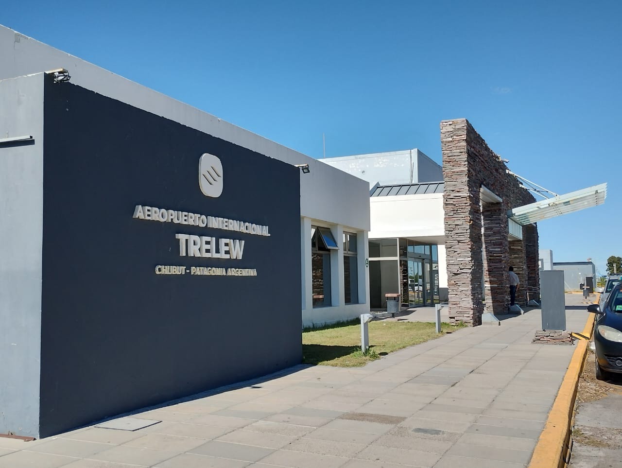 Entrada de la terminal aérea de Trelew,