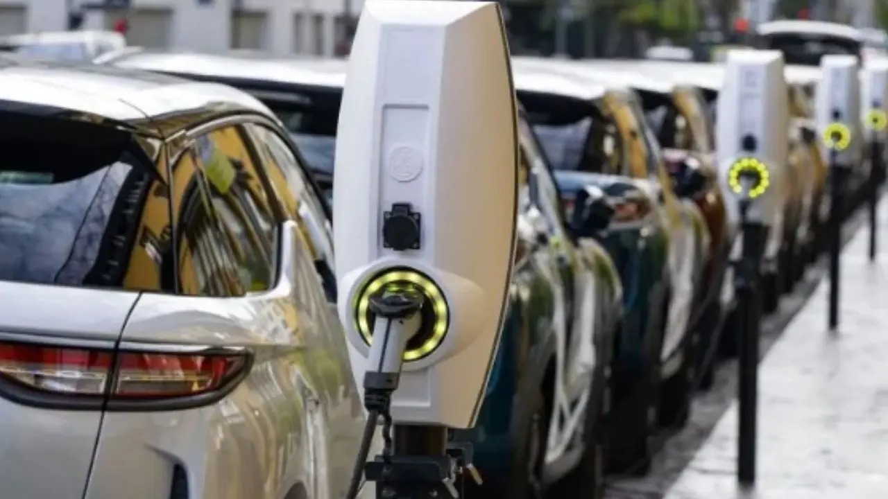 El Gobierno elevó a u$s35.000 el tope para importar autos eléctricos sin arancel mediante el Decreto 1128/2026 Estación de carga pública con un conector enchufado a un vehículo eléctrico