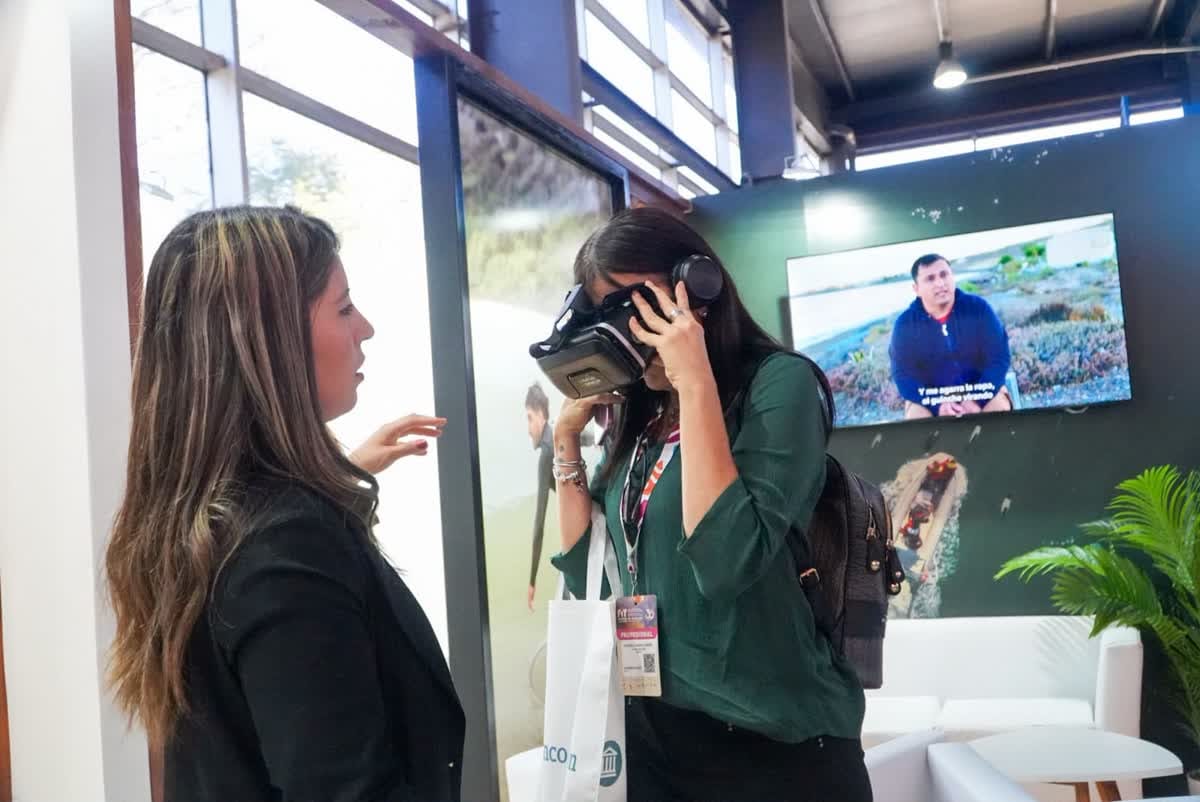 Mujer usando un visor VR