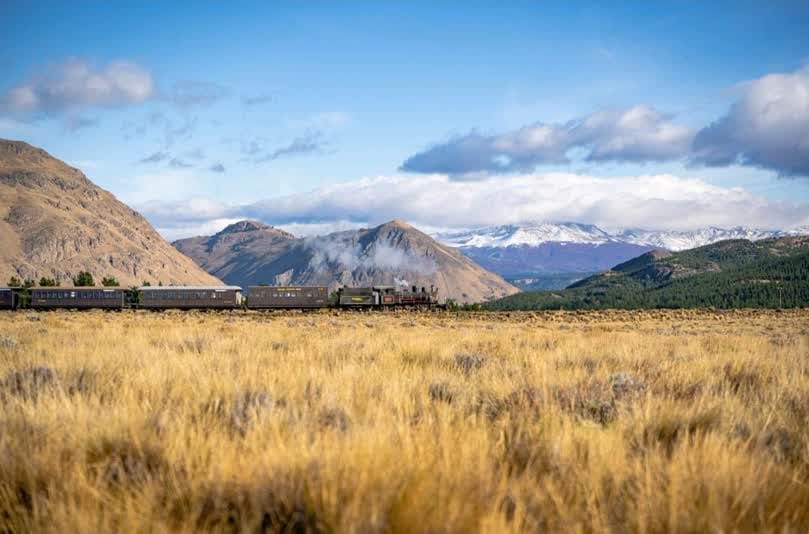El tren a vapor La Trochita atravesando la estepa patagónica