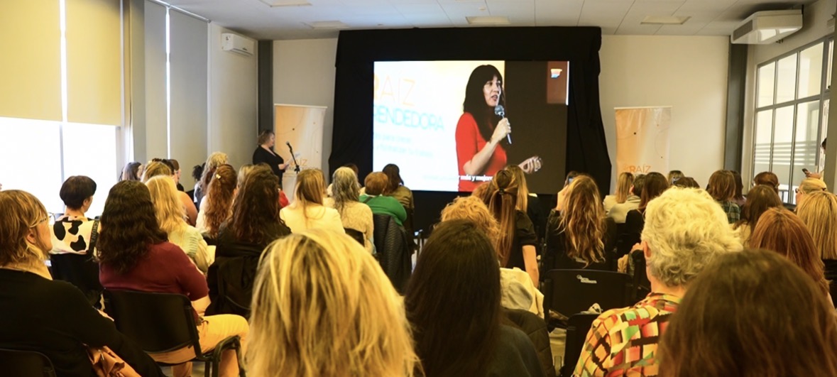 Lago Puelo recibe una nueva edición de «Raíz Emprendedora» con capacitaciones gratuitas para mujeres Mujeres emprendedoras de Lago Puelo presentes en el auditorio