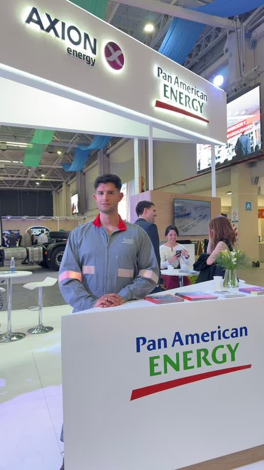 Personal de atención en el mostrador del estand