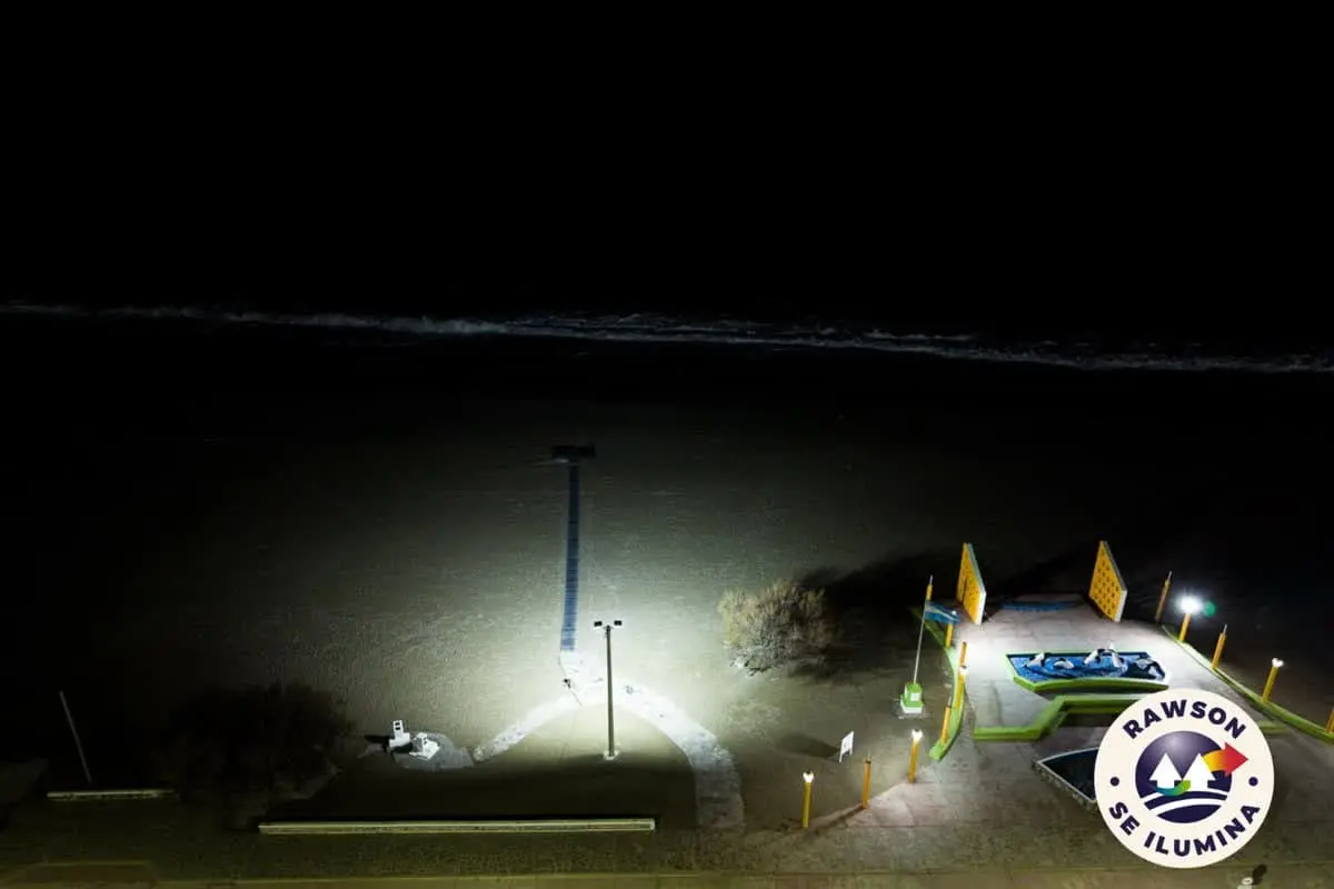 Playa Unión más iluminada y segura: la Cooperativa instaló potentes luces LED en la costa de cara al verano