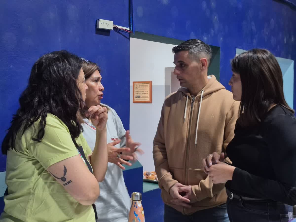 Vecinos con sus mascotas esperando en la sala de atención