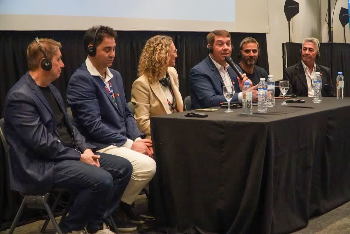 El intendente de Rawson Damián Biss hablando por micrófono