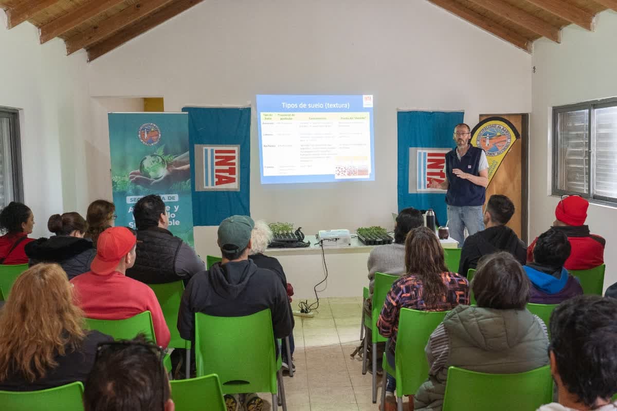 Soberanía alimentaria: Rawson y el INTA dictan capacitaciones de huerta agroecológica en el Vivero Municipal capacitaciones de huerta agroecológica