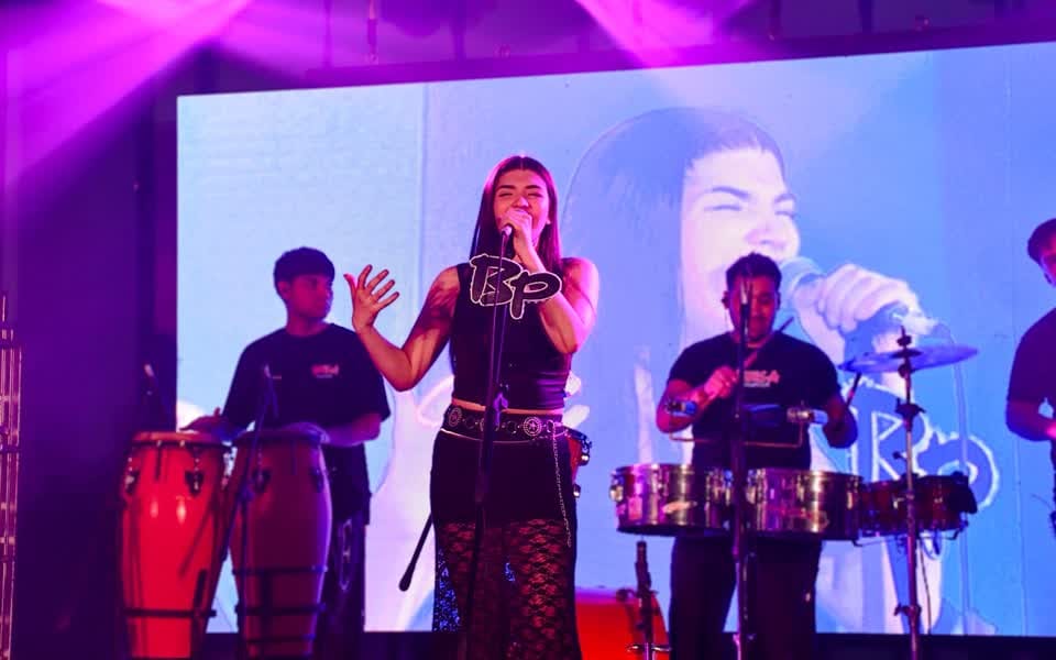 La cantante Brisa Parodi cantando sobre el escenario