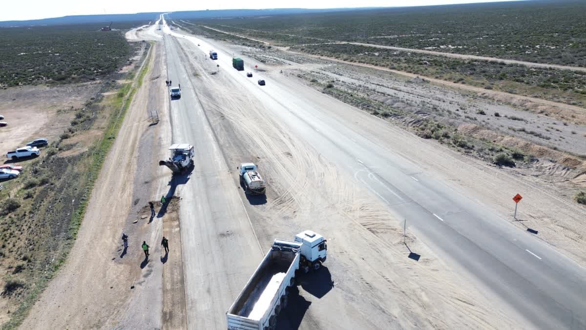 Vista aérea de maquinaria pesada y obreros realizando obras de repavimentación