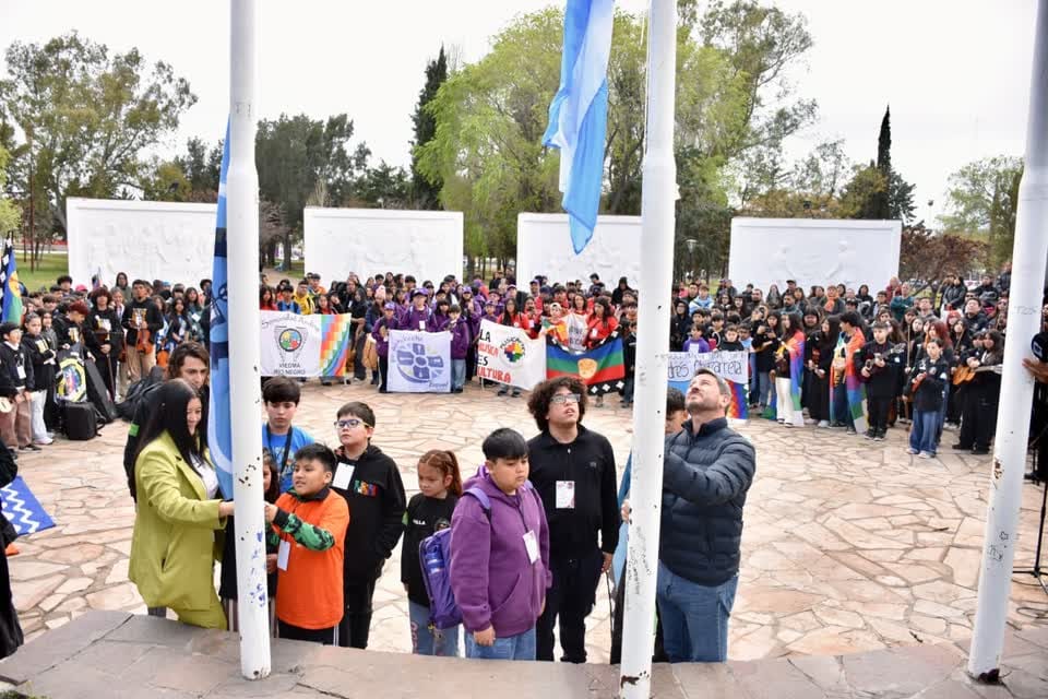 El intendente de Trelew e integrantes de las orquestas infantiles