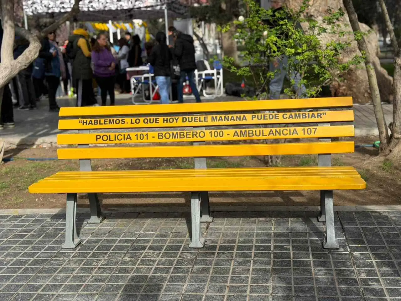 Trelew: Se inauguró el Banco Amarillo como símbolo de escucha y prevención del suicidio