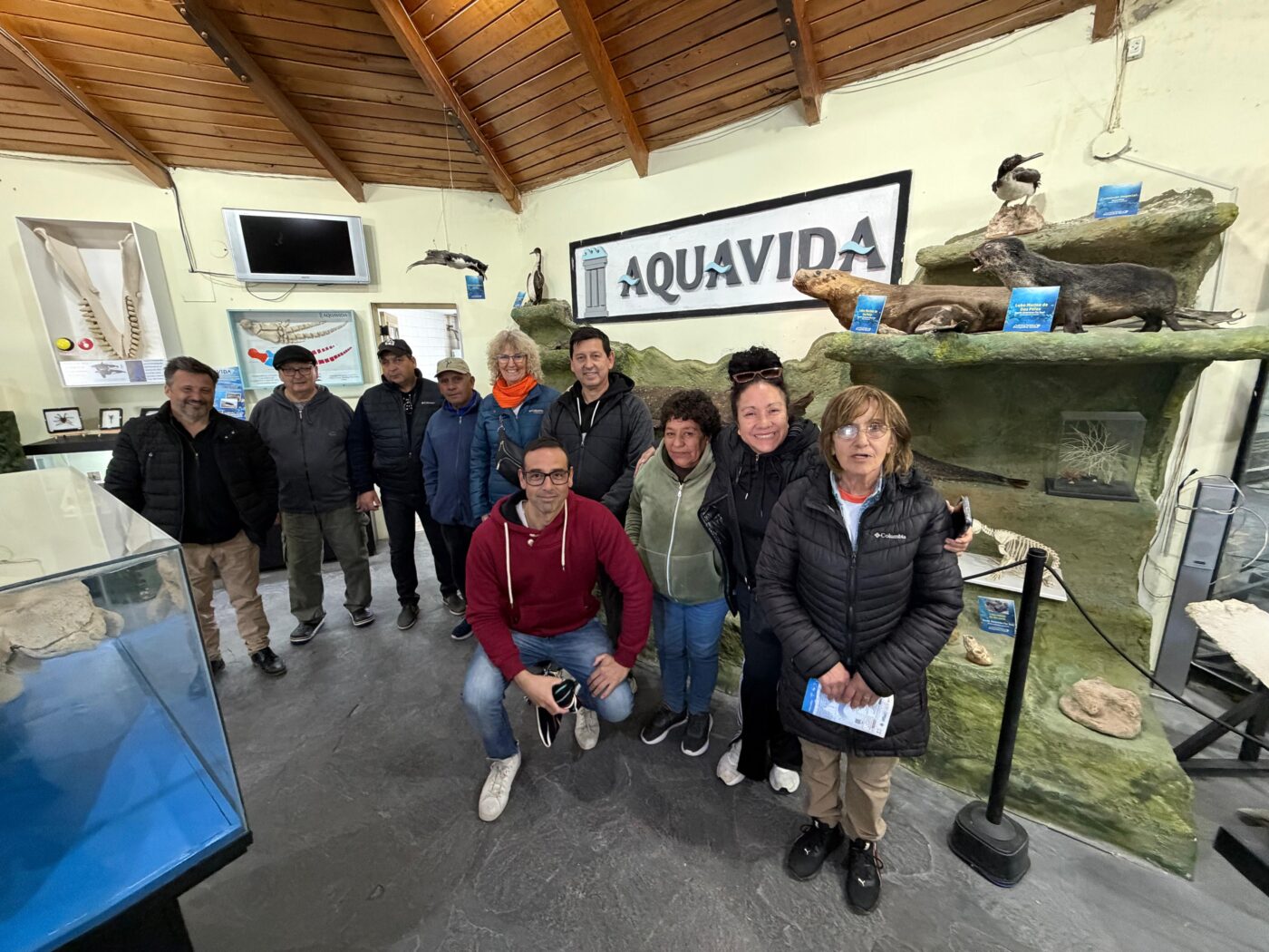 Visitantes del interior provincial en la sala de exhibicion de fauna marina