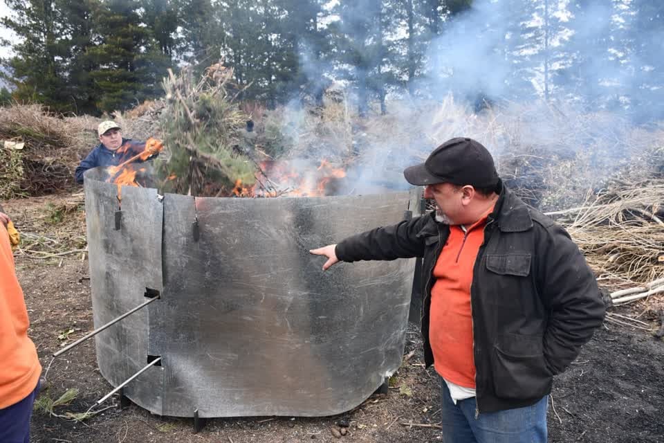 De residuos forestales a bonos de carbono: Esquel inició las pruebas para la producción de biochar