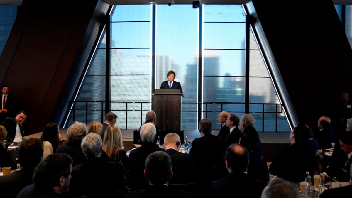 Milei viaja a París con 12 gobernadores: busca inversiones en la Argentina Week y destrabar el Presupuesto 2027 Javier Milei disertando en un atril