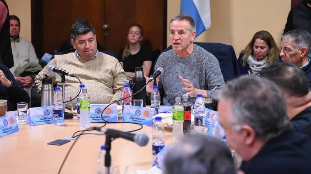 Moyano cruzó a la conducción cegetista y exigió un paro nacional: «Tiene que haber una reacción, nos queda la calle» Dirigentes sindicales de la CGT reunidos