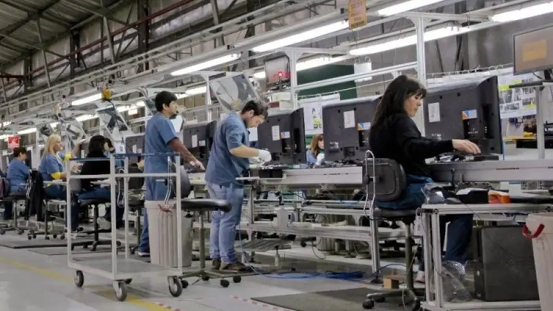 La desprotección laboral alcanza al 45% de los ocupados y el «desempleo blue» roza el 16% en la Argentina