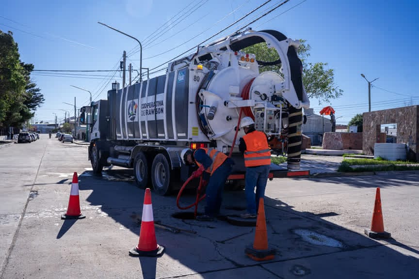 El Servicio Sanitario incorporó un nuevo camión desobstructor para optimizar las redes cloacales Operarios de la Cooperativa de Rawson utilizando el nuevo camión desobstructor