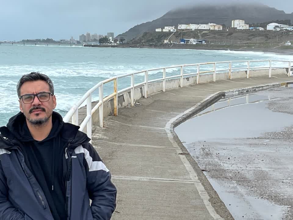 Hombre parado en el paseo costero
