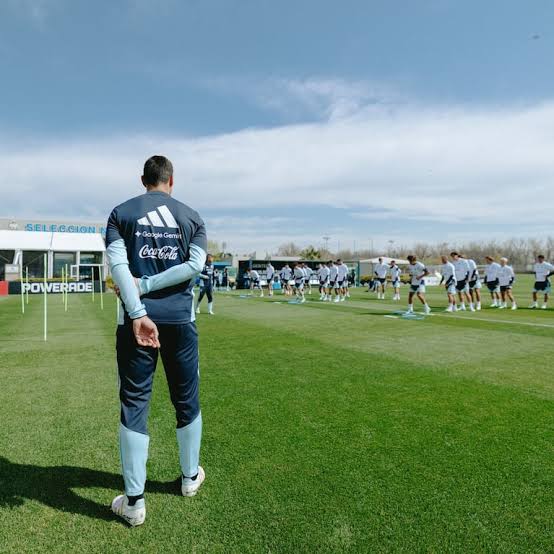 Scaloni mueve las fichas en Ezeiza pensando en Bolivia