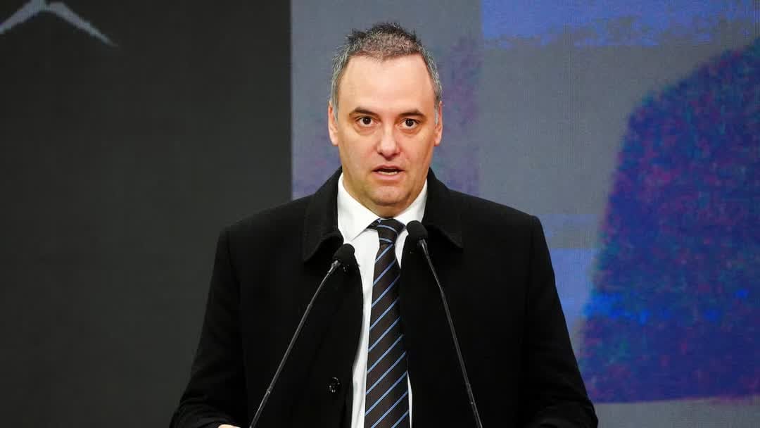 Vence el plazo judicial: Manuel Adorni debe justificar $43 millones y miles de dólares ante la Justicia para evitar la indagatoria