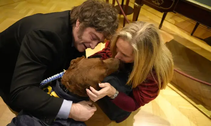 Javier Milei y Karina homenajearon a perra heroína