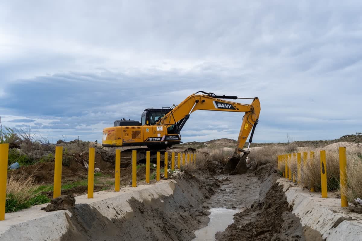 Comodoro Rivadavia reforzó la limpieza de canales en Km. 14 