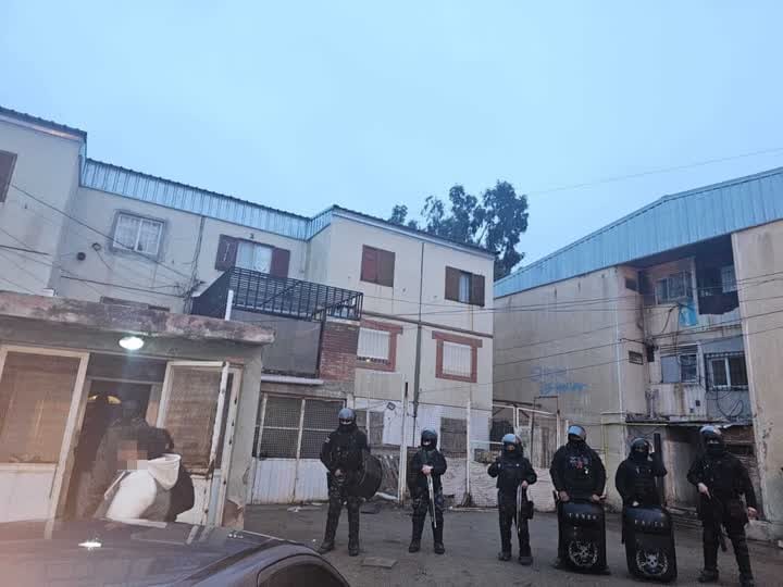 Efectivos de fuerzas especiales de la Policía del Chubut desplegados frente a departamentos