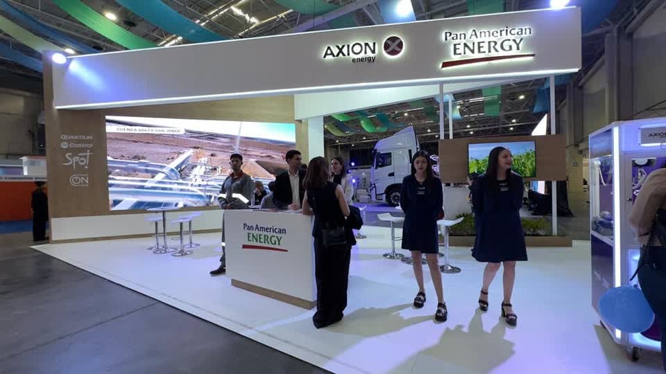 PAE acompaña la 12° Expo Industrial y Comercial de Comodoro Rivadavia Estand institucional de Pan American Energy y Axion Energy con personal de atención