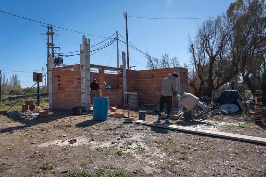 Obreros municipales levantando paredes de ladrillo