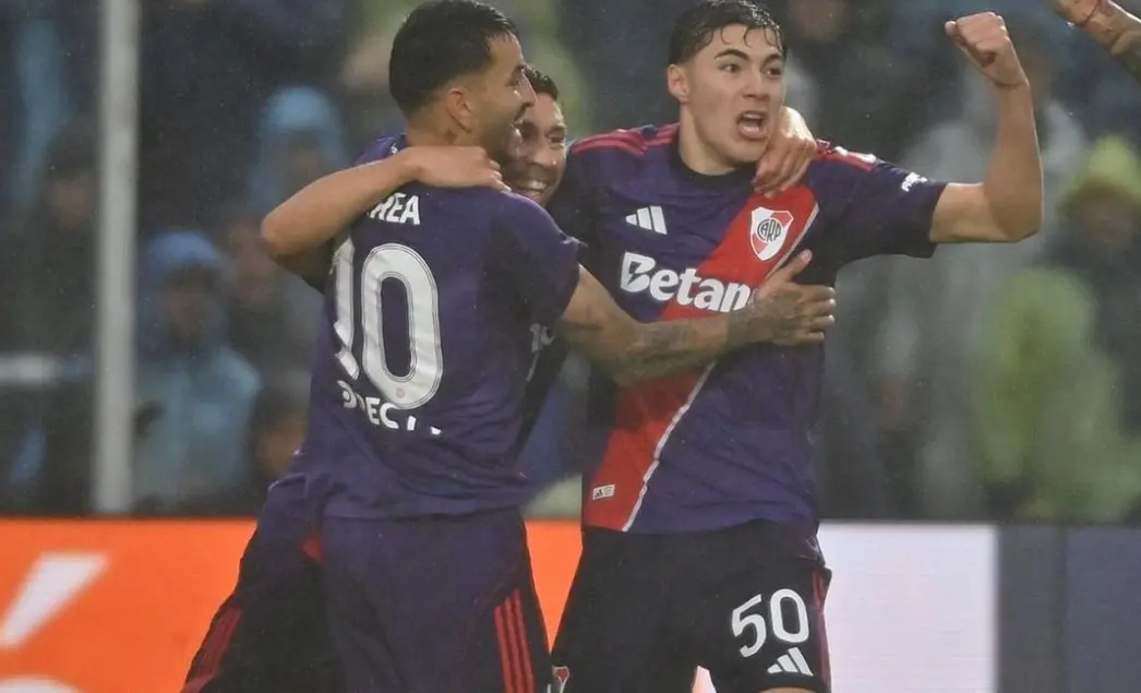 Agónico triunfo bajo la lluvia: Thiago Almada selló el 2-1 de River ante Atlético Tucumán a los 90 minutos