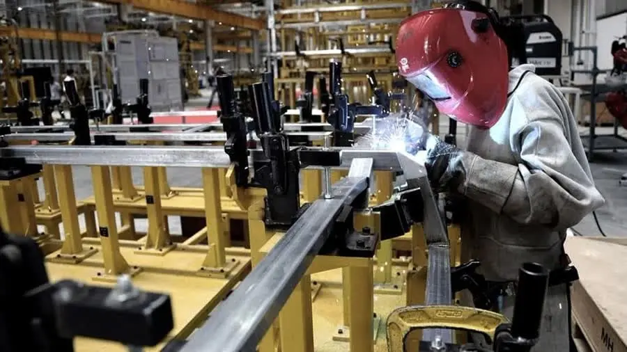 Lejos del 60%: la industria volvió a caer en julio y el uso de la capacidad instalada bajó al 58,2%