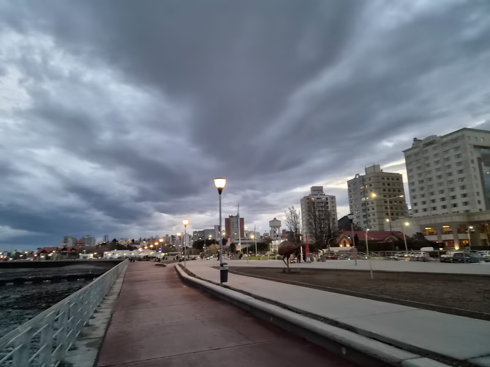 Alerta por tormentas fuertes en Comodoro: el tiempo cambia hacia la noche tras una tarde de 20 °C