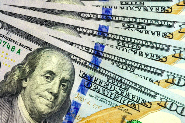 Así cotiza el dólar y caen bonos y acciones