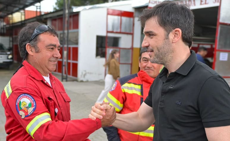 Nacho Torres firmó un convenio para incorporar ocho nuevos camiones al sistema de Bomberos Voluntarios del Chubut