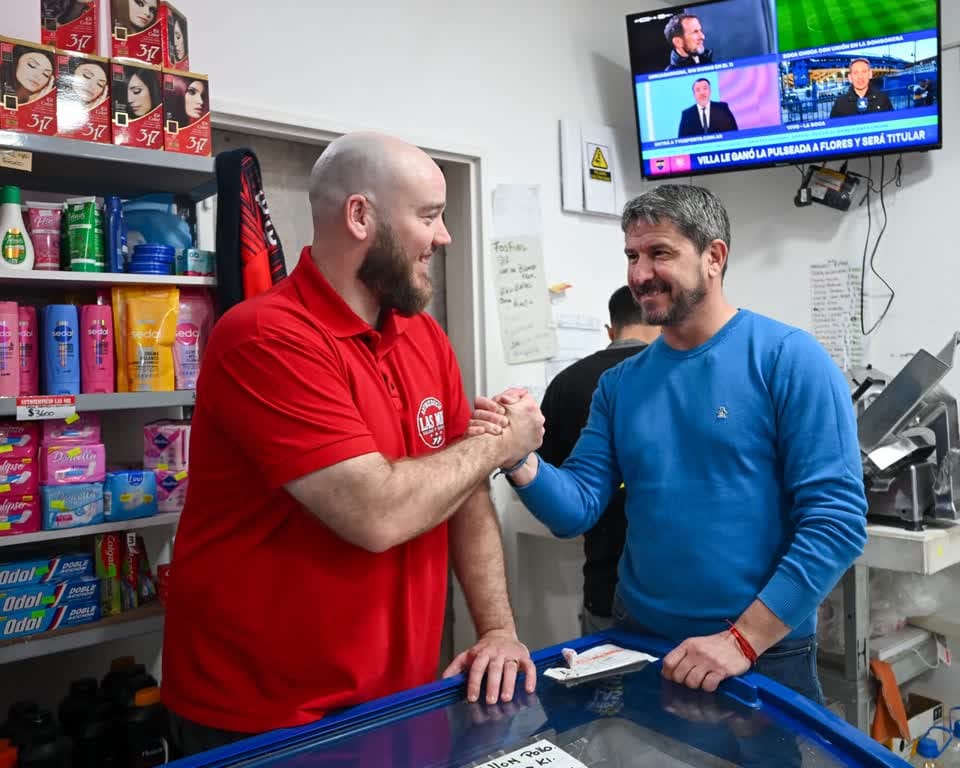 Gerardo Merino dialoga con un comerciante local en el autoservicio Las Mil