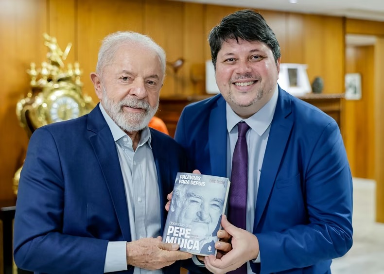 Migraciones expulsó al periodista brasileño José Rogério Carvalho Tomaz Júnior y le prohibió el ingreso por cinco años El periodista deportado junto a Lula da Silva
