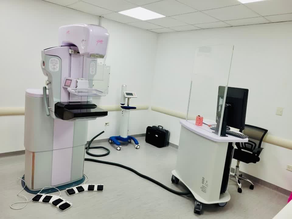 Sala de mamografía digital con equipamiento médico y consola de control en el Hospital Alvear