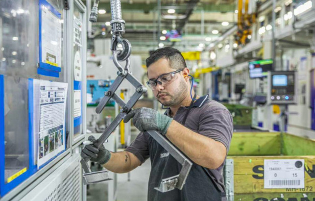 El PIB cayó 0,6% y la industria sufrió un estropicio