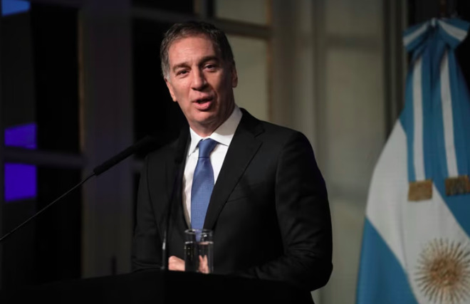 Pasaporte argentino por dólares: El plan de Santilli en París