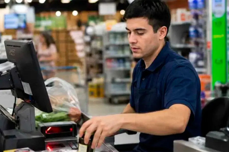Empleados de comercio acordaron aumento del 5,7% y bono de $50.000 Empleados de comercio acordaron un aumento del 5,7%