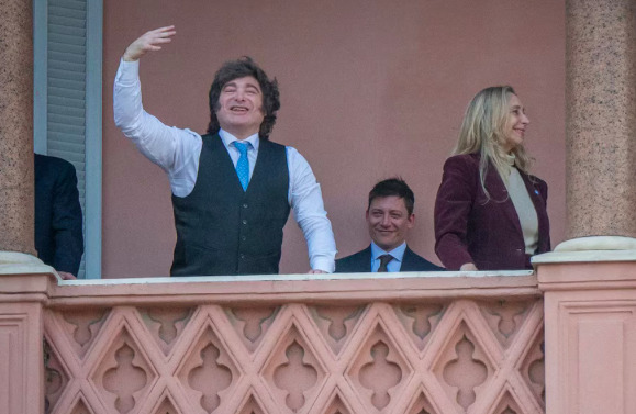 Encuesta revela dura caída y empate técnico hacia 2027