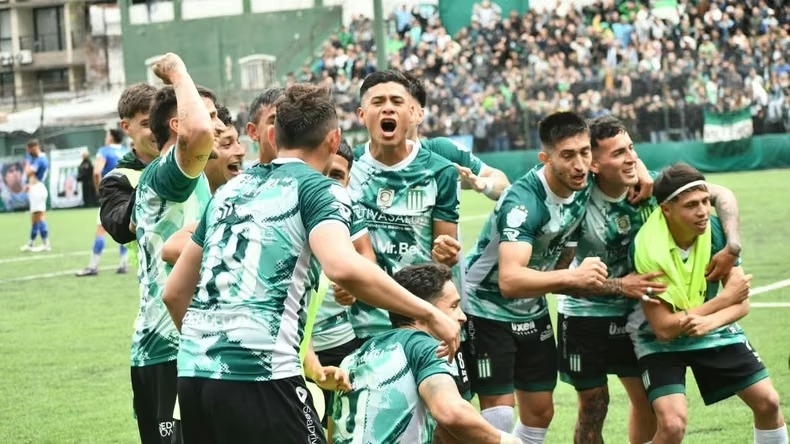 Excursionistas goleó 4-0 a Italiano, se consagró campeón y volvió a la segunda división tras 54 años